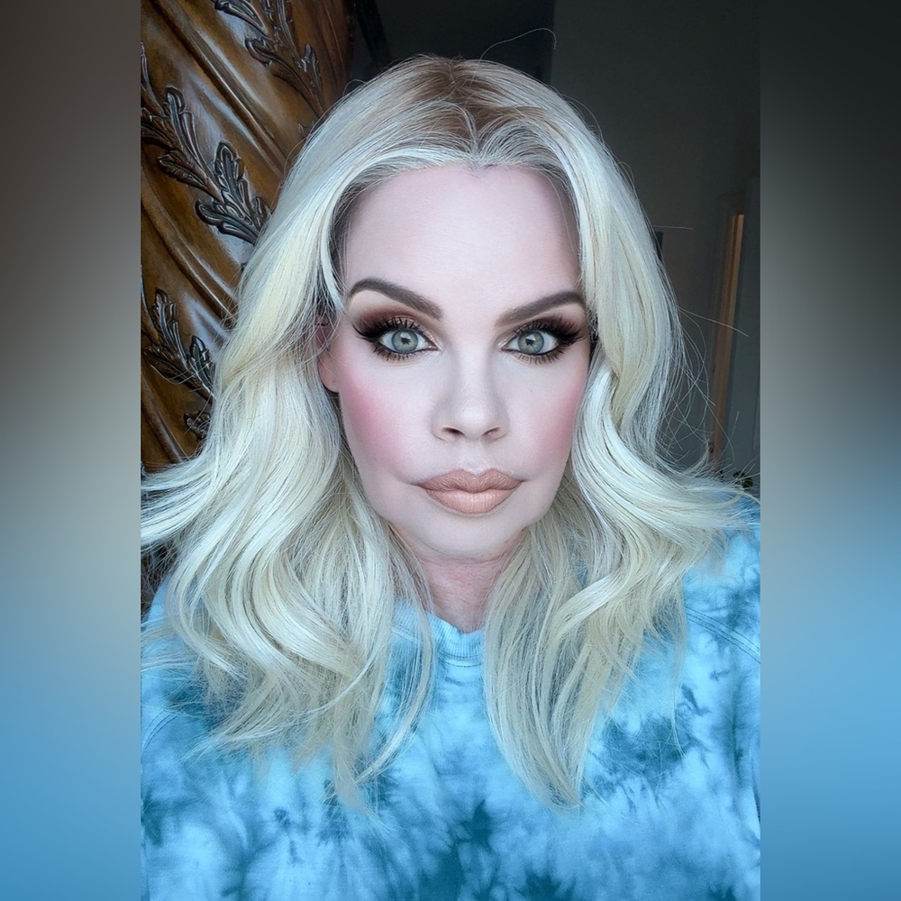 Wigs for every woman Jolene wig in Hollywood Blonde